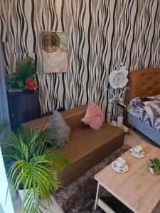 Lapu Lapu CityClosest Studio with Balcony from Cebu Airport的带沙发和桌子的客厅