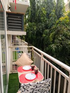 Lapu Lapu CityClosest Studio with Balcony from Cebu Airport的阳台上的桌子,上面放着两盘食物