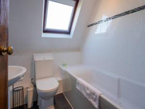 Bilik mandi di Pass the Keys Converted 17th century barn with garden parking +22 gambar