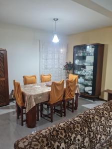 una sala da pranzo con tavolo e sedie di Casa aluguel temporada _Torres a Torres Altre 5 foto