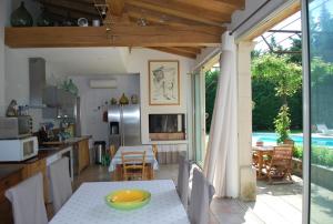 謝瓦布朗克的住宿－Mas provençal avec piscine，厨房、带桌子的用餐室、厨房和游泳池