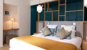 Cama ou camas em um quarto em Hôtel Les Costans, The Originals Relais