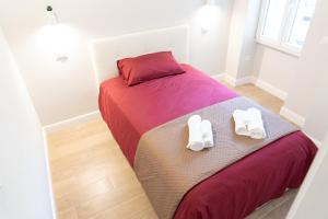 1 dormitorio con 1 cama con 2 toallas en Casa Luna, trilocale a 15 minuti dal mare nel cuore di Cagliari, en Cagliari