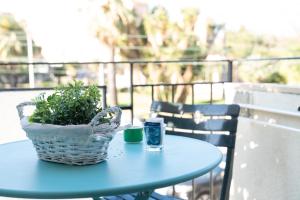 una mesa azul con una maceta en el balcón en Casa Luna, trilocale a 15 minuti dal mare nel cuore di Cagliari, en Cagliari