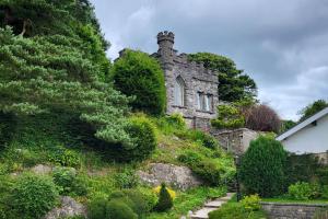 uma casa velha no lado de uma colina em Netherwood Hotel & Spa em Grange Over Sands