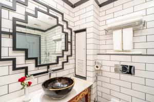 uma casa de banho com um lavatório e um espelho em Hotel Lo Mustang em Kathmandu