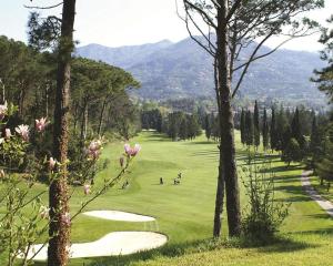a golf course with people playing on a green at RAPALLO centro storico a due passi dal mare con ascensore in Rapallo