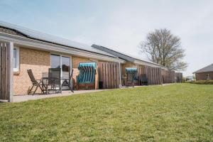 a house with a patio with a table and chairs at Buedlfarm-Haus in Sahrensdorf