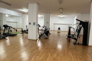 einen Fitnessraum mit mehreren Laufbändern und Heimtrainern in der Unterkunft Puerto Banús, seaviews, 2 bedrooms and parking in Marbella