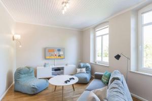 Buedlfarm-Bauers-Haus في Sahrensdorf: غرفة معيشة مع أريكة وطاولة