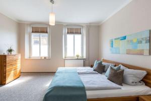 Sahrensdorf的住宿－Buedlfarm-Bauers-Haus，一间卧室设有一张大床和两个窗户。