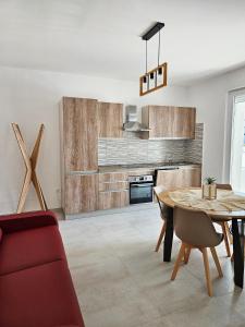 uma sala de estar com uma mesa e uma cozinha em Il Nido em Marina di Montenero