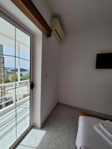 Postel nebo postele na pokoji v ubytování City Center Gjordeni Apartments