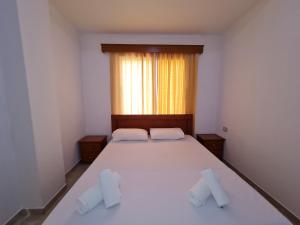 Postel nebo postele na pokoji v ubytování City Center Gjordeni Apartments