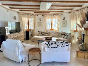 een woonkamer met een bank en een tafel bij Villa Mari Locdenia in Denia