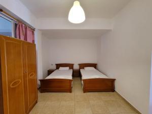 Postel nebo postele na pokoji v ubytování City Center Gjordeni Apartments