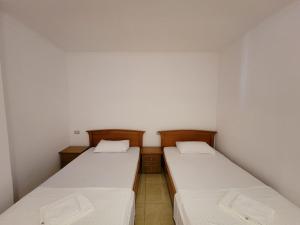 Postel nebo postele na pokoji v ubytování City Center Gjordeni Apartments
