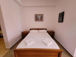 Postel nebo postele na pokoji v ubytování City Center Gjordeni Apartments