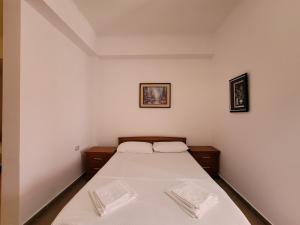 Postel nebo postele na pokoji v ubytování City Center Gjordeni Apartments