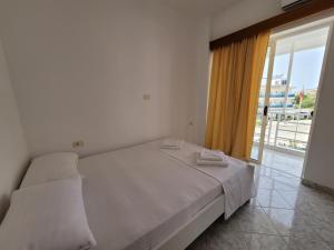 Postel nebo postele na pokoji v ubytování City Center Gjordeni Apartments