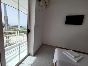 TV a/nebo společenská místnost v ubytování City Center Gjordeni Apartments