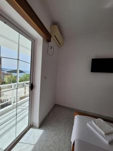 Postel nebo postele na pokoji v ubytování City Center Gjordeni Apartments