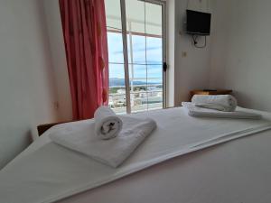 Postel nebo postele na pokoji v ubytování City Center Gjordeni Apartments