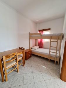 Postel nebo postele na pokoji v ubytování City Center Gjordeni Apartments