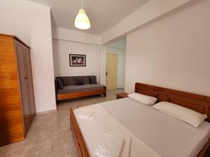 Postel nebo postele na pokoji v ubytování City Center Gjordeni Apartments