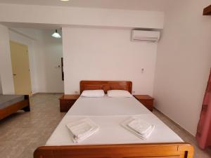 Postel nebo postele na pokoji v ubytování City Center Gjordeni Apartments