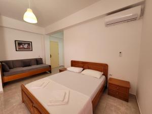 Postel nebo postele na pokoji v ubytování City Center Gjordeni Apartments