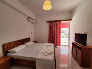 Postel nebo postele na pokoji v ubytování City Center Gjordeni Apartments