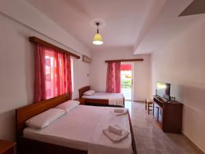 Postel nebo postele na pokoji v ubytování City Center Gjordeni Apartments