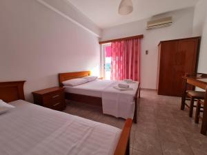 Postel nebo postele na pokoji v ubytování City Center Gjordeni Apartments