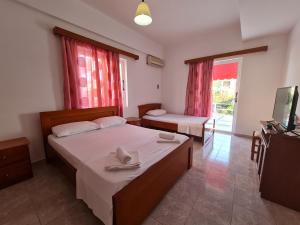 Postel nebo postele na pokoji v ubytování City Center Gjordeni Apartments