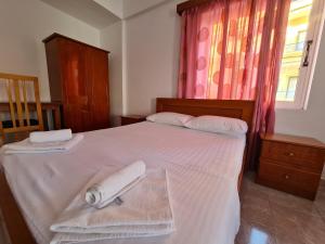Postel nebo postele na pokoji v ubytování City Center Gjordeni Apartments