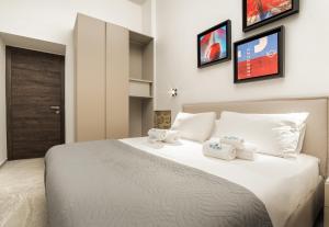 Un dormitorio con una cama blanca con toallas. en Molo del porto, en Civitavecchia