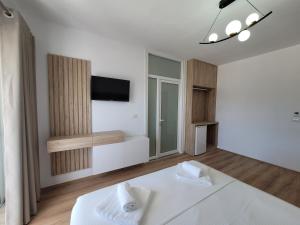 Postel nebo postele na pokoji v ubytování City Center Gjordeni Apartments