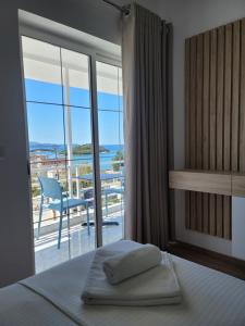 Postel nebo postele na pokoji v ubytování City Center Gjordeni Apartments