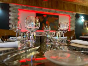 un groupe de verres à vin assis sur une table dans l'établissement Hôtel le Jalouvre, à Mont-Saxonnex