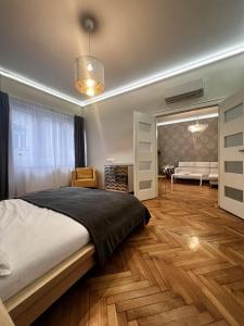 een slaapkamer met een bed en een woonkamer bij BpHomes in Boedapest