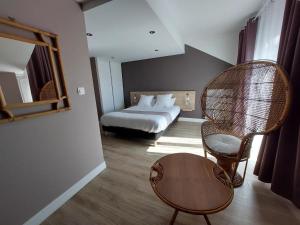 Säng eller sängar i ett rum på Logis Auberge Des Voyageurs