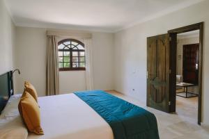 A bed or beds in a room at Maspalomas Resort by Dunas