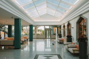 A seating area at Maspalomas Resort by Dunas