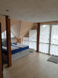 Tempat tidur dalam kamar di Ferienhaus Star Villa-Pälitzsee