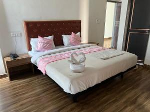 En eller flere senger på et rom på Hotel Karna Residency , Ranjangaon