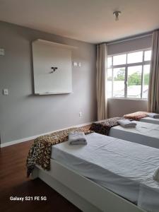 - 2 lits dans une chambre avec fenêtre dans l'établissement Monte Líbano II, à Florianópolis