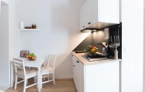 una piccola cucina con lavandino e tavolo di Studio A a Dubrovnik