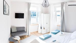 una camera con letto, sedia e finestre di Studio A a Dubrovnik