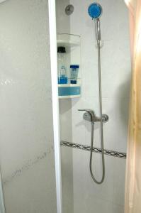 y baño con ducha y puerta de cristal. en Playa Rosa Valencia, en Valencia